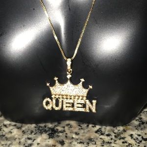 Queen pendant necklace